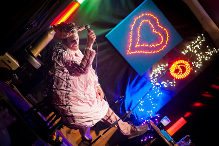 MrVast-onStage1_2_s.jpg MrVast-onStage1_2_s.jpg